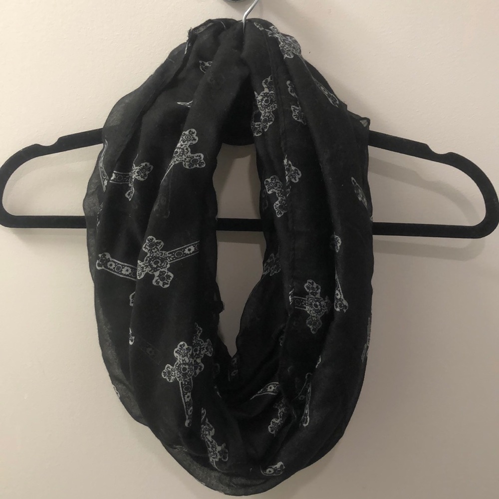 🌵 Francesca’s • Cross Infiniti Scarf